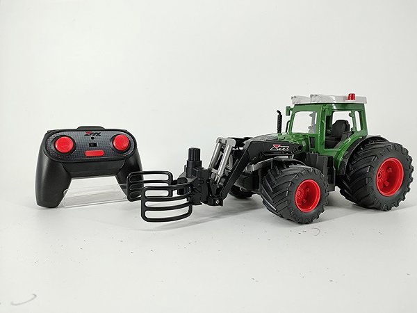 RC tractor Alltoys Traktor s kleštěmi na balíky 2.4 GHz.