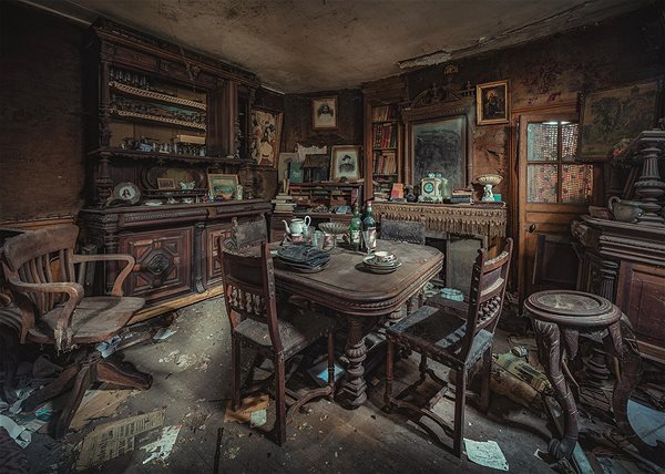 Ravensburger 120002758 Lost Places: The Abandoned Dining Room puzzle.