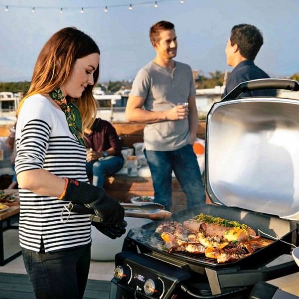 Electric Grill Weber PULSE 1000 Electric Grill, Black Lifestyle