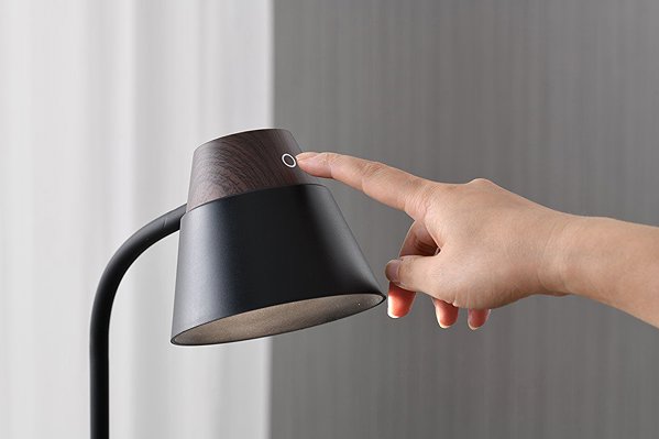 Asztali lámpa Immax IDEAL LED lámpa Qi töltéssel, CCT, sötét fa/fekete ...