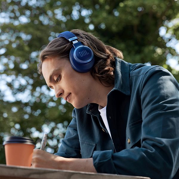 Kabellose Kopfhörer JBL Live 770NC blau Lifestyle