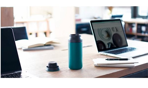 Thermal Mug Kinto Travel Tumbler Turquoise 500 ml Lifestyle 2