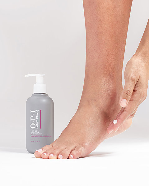 Krém na ruky OPI Moisture Misson Hand & Foot Cream 250 ml.