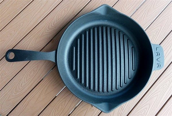 Pan LAVA Metal Cast iron grill pan with integrated handle 28 cm .