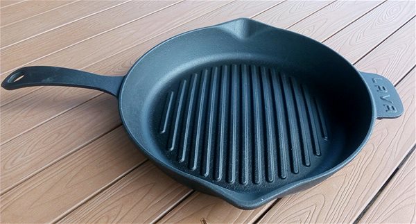 Pan LAVA Metal Cast iron grill pan with integrated handle 28 cm .