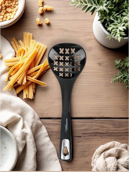 Scoop Masterpan Cedar scoop with ergonomic handle.