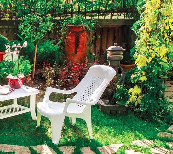 Záhradná stolička MEGAPLAST CLUB plast, biela Bočný pohľad