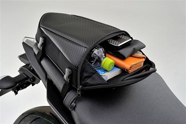 Taška na motorku Henlybegins taška na sedadlo spolujazdca objem 4 l karbón dekor, čierny lem ...