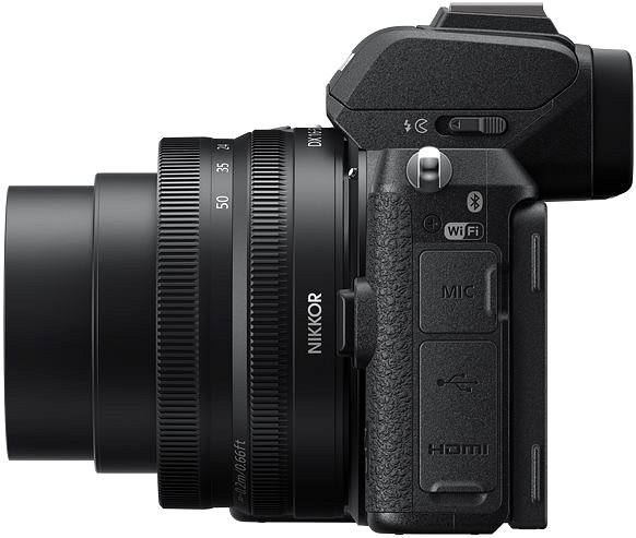 Digitalkamera Nikon Z50 + Z DX 16–50 mm f/3,5–6,3 VR + Z DX 50–250 mm f/4,5–6,3 VR Seitlicher Anblick