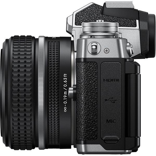 Digitalkamera Nikon Z fc + Z 28mm f/2.8 SE Seitlicher Anblick