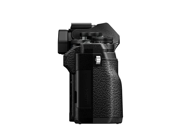 Digitális fényképezőgép Olympus OM-D E-M10 Mark IV + ED 14-42 mm f/3.5-5.6 EZ, fekete Oldalnézet