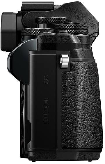 Digitalkamera Olympus OM-D E-M10 Mark III S + 14–42 mm f/3.5–5.6 II R - schwarz Seitlicher Anblick