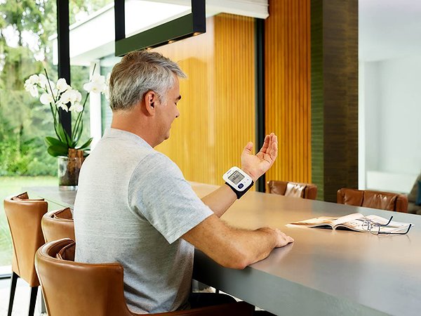 Blutdruckmessgerät OMRON RS4 Digitales Blutdruckmessgerät für das Handgelenk Lifestyle