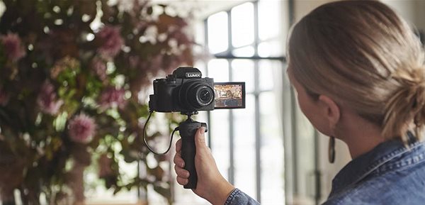 Digitalkamera Panasonic LUMIX G100 + 12-32 mm Objektiv + DMW-SHGR1 Stativ Lifestyle
