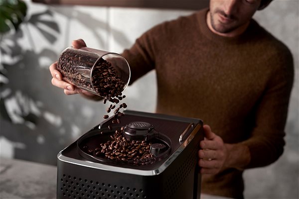 Automatic Coffee Machine Saeco GranAroma SM6585/00 Lifestyle