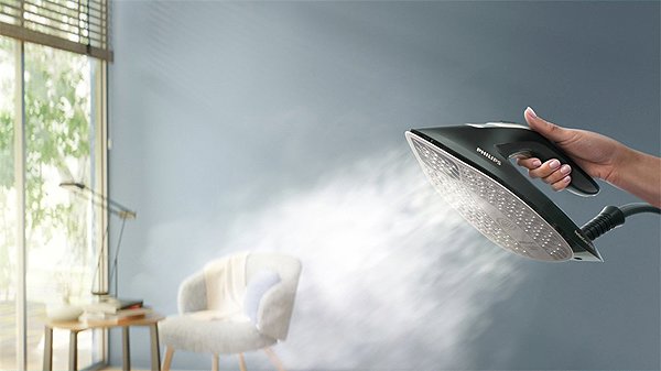 Philips Series 7000 PerfectCare PSG7200/20 steam generator iron.