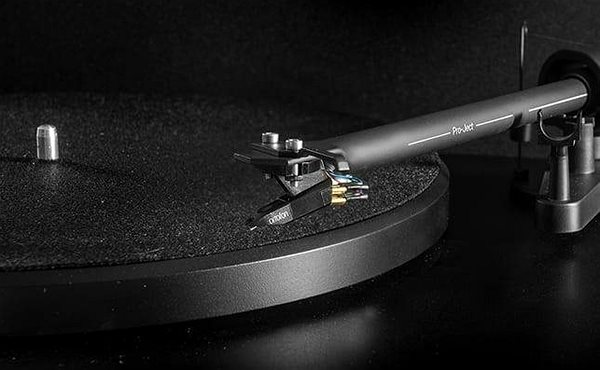 Turntable Pro-Ject Debut III DC Piano + OM5 Features/technology
