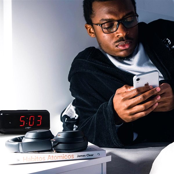 Retoo Electronic alarm clock with LEDs .