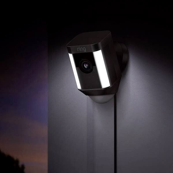 Überwachungskamera Ring Spotlight Cam Wired White Weiß Lifestyle