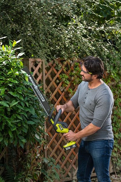 Nůžky na živý plot RYOBI Nůžky na živý plot AKU RY18HT50A-120 (1x2 Ah) Lifestyle