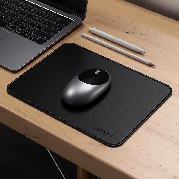 Podložka pod myš Satechi Eco Leather Mouse Pad – Black Lifestyle