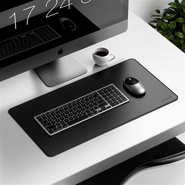 Podložka pod myš Satechi Eco Leather DeskMate – Black Lifestyle