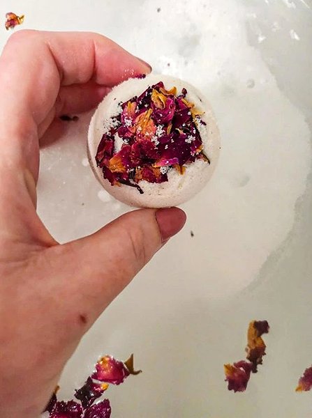 PURE HARMONY Rose fizzing bath bomb 60g.