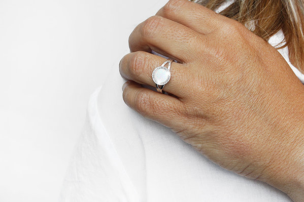 JSB Bijoux Opal ring with Swarovski crystals White 92300025wh (Ag925/1000, 2.3g).