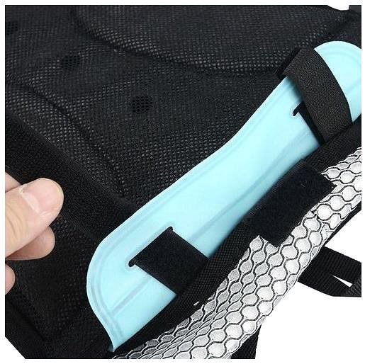 Lightweight hiking backpack with 2 l water bag.