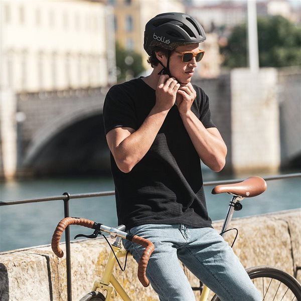 Prilba na bicykel BOLLÉ – ECO REACT Black Matte M 55 – 59 cm Lifestyle