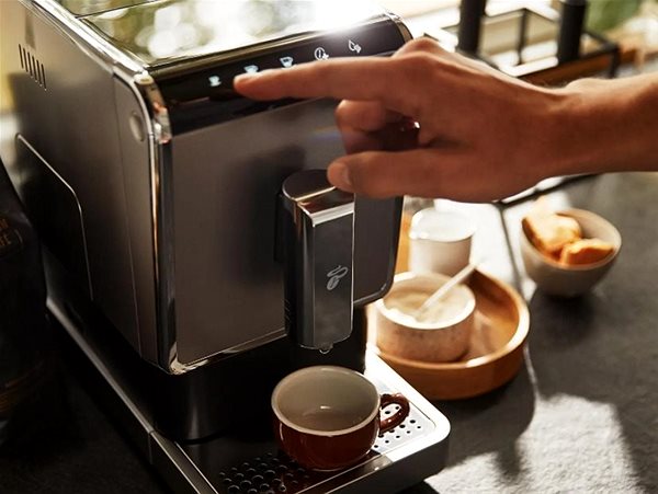 Automatický kávovar Tchibo Esperto Caffé 1.1 strieborný Lifestyle