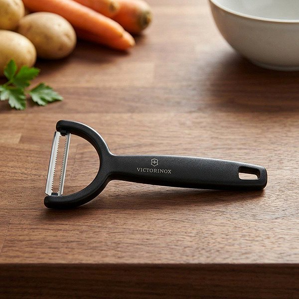 Kartoffelschäler  Victorinox Schaber Ypso gewellte Klinge schwarz Lifestyle