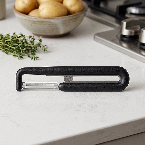 Kartoffelschäler  Victorinox Schaber Nova-I mit doppelter gerader Klinge schwarz Lifestyle
