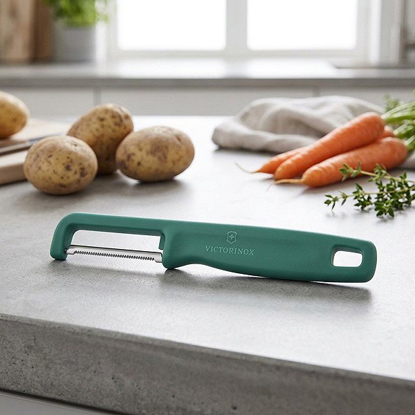 Kartoffelschäler  Victorinox Schaber Iota mit gezahnter Klinge grün Lifestyle