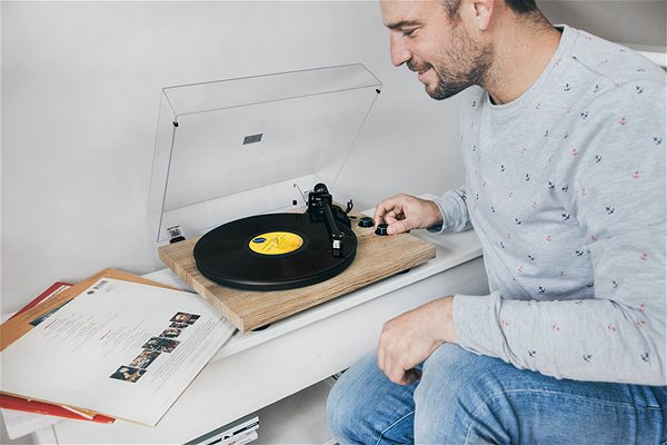 Turntable Lenco LBT-188 Wood Lifestyle