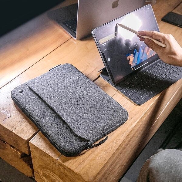 Tablet Case totoc Sleeve - 10.9“ iPad Air 4/11“ iPad Pro, Dark Grey Lifestyle