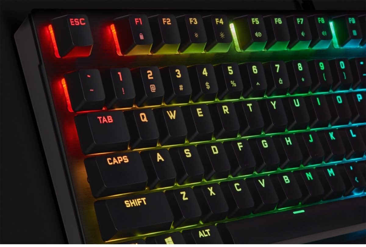 Herná klávesnica Corsair K60 RGB PRO Cherry MX Low Profile Speed – US Bočný pohľad