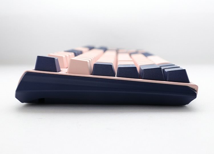 Herná klávesnica Ducky One 3 Fuji TKL – MX-Blue – DE Bočný pohľad