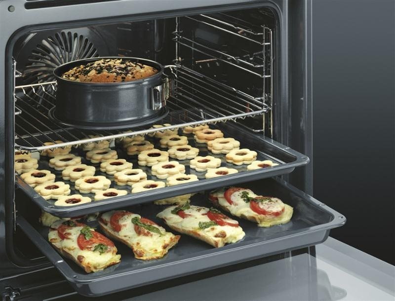 Oven & Cooktop Set AEG Mastery BEE542320M + AEG Mastery IKB64431XB Lifestyle