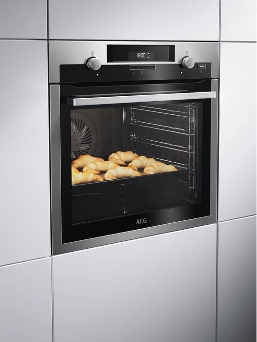 Oven & Cooktop Set AEG Mastery BCE455350M + AEG Mastery IKB64431XB Lifestyle