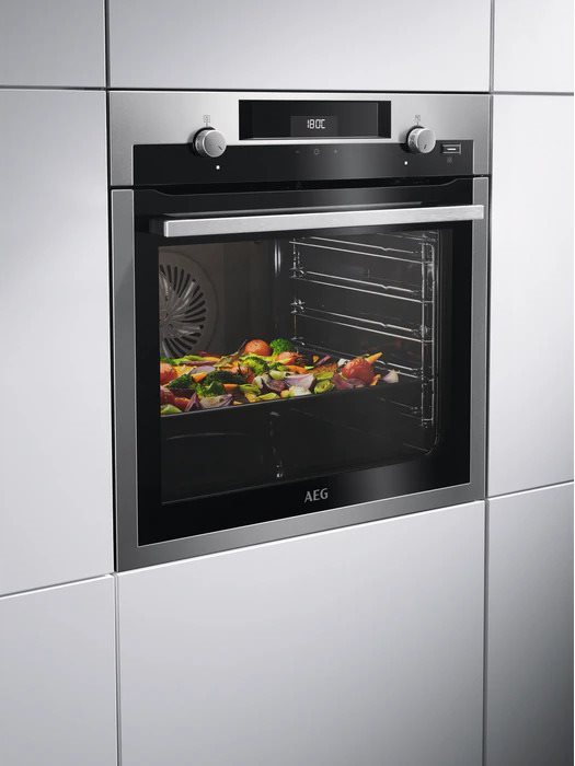 Oven & Cooktop Set AEG Mastery BCE455350M + AEG Mastery IKB64413FB Lifestyle