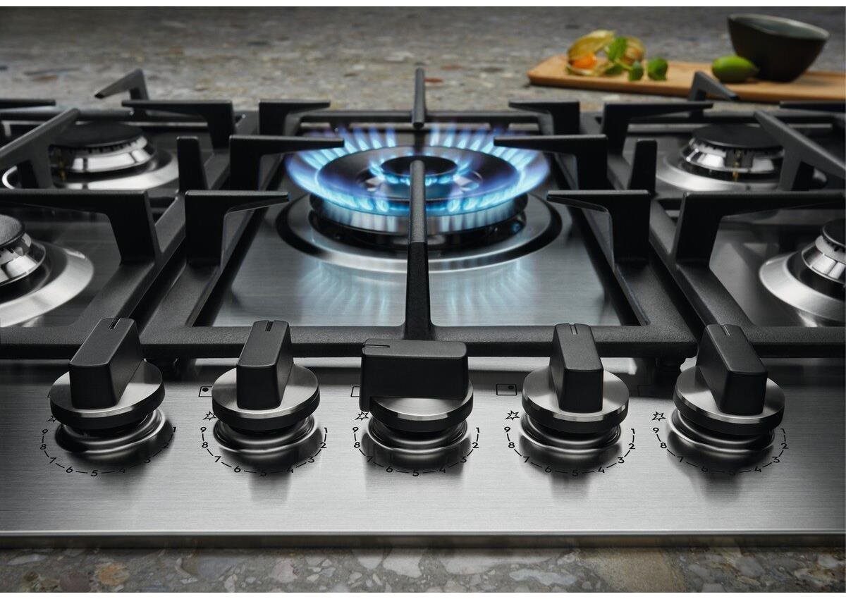 Cooktop ELECTROLUX 700 SENSE FlameLight KGG64365K Lifestyle