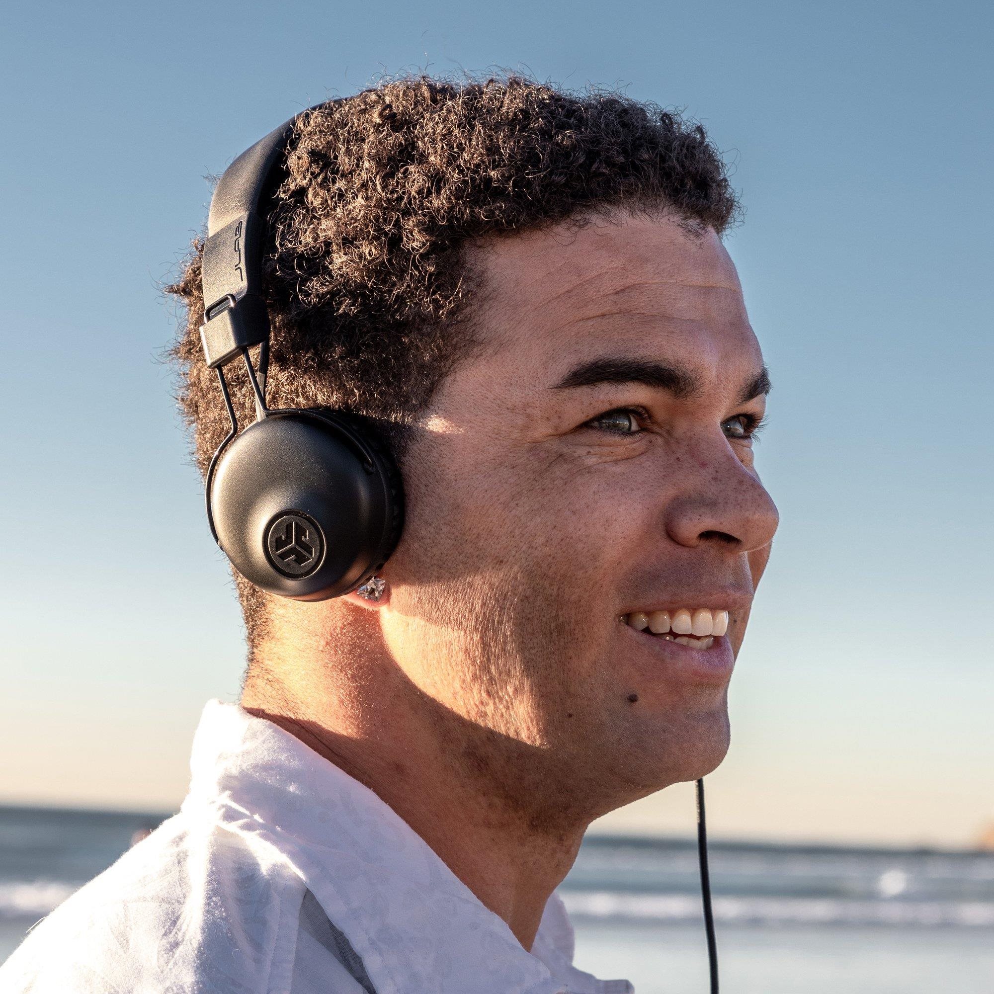 Fej-/fülhallgató JLAB Studio Wired On Ear Headphones Black Lifestyle