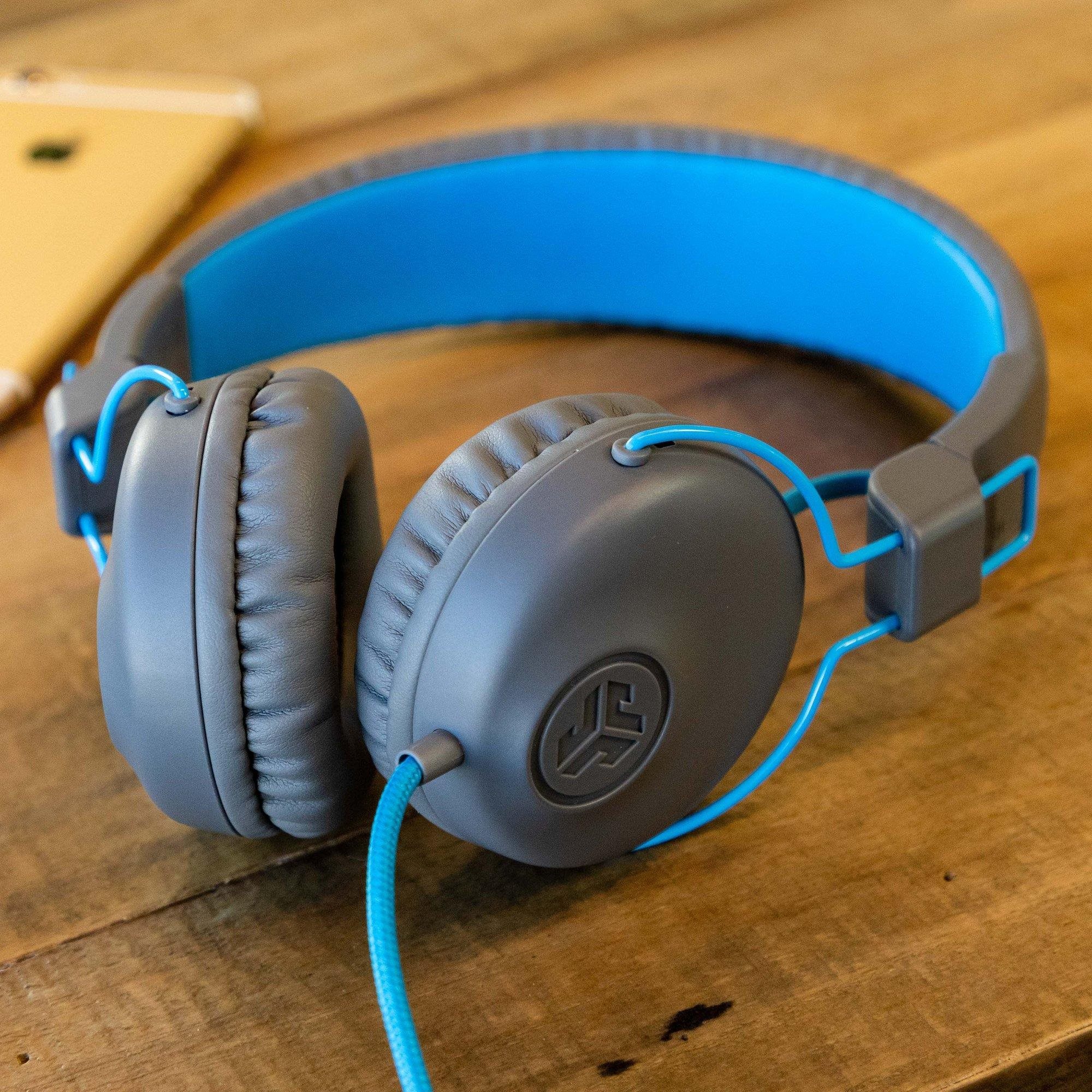 Fej-/fülhallgató JLAB Studio Wired On Ear Headphones Grey/Blue Lifestyle