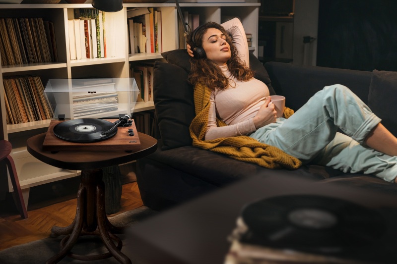 Gramofon JVC AL-E534M