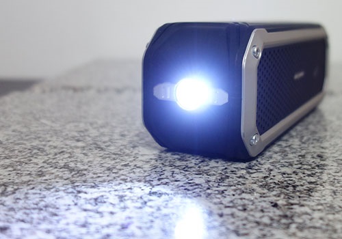 Svítící LED dioda na boku repro AlzaPower Rage R2 