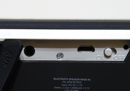 3,5mm linkový zvukový vstup, micro USB pro nabíjení a posuvník zapnutí/vypnutí na zadní straně