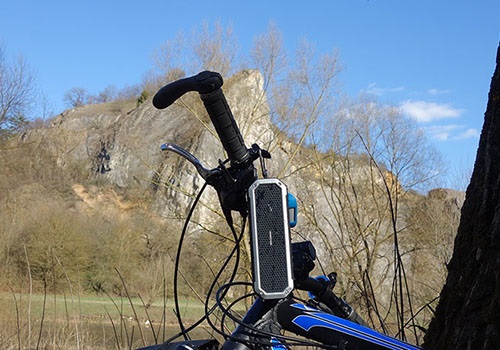 AlzaPower Rage R2 může být vaším parťákem i na kole