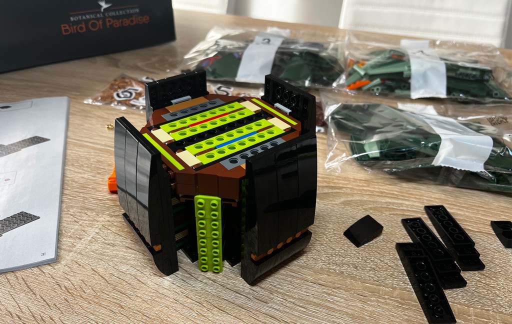 LEGO® Icons 10289 (RECENZE) – Strelície královská | Alza.cz