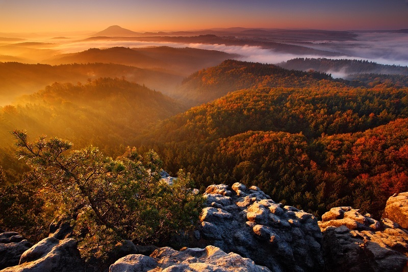 Hory s mlhou, Česká republika, krásy národního parku České Švýcarsko 